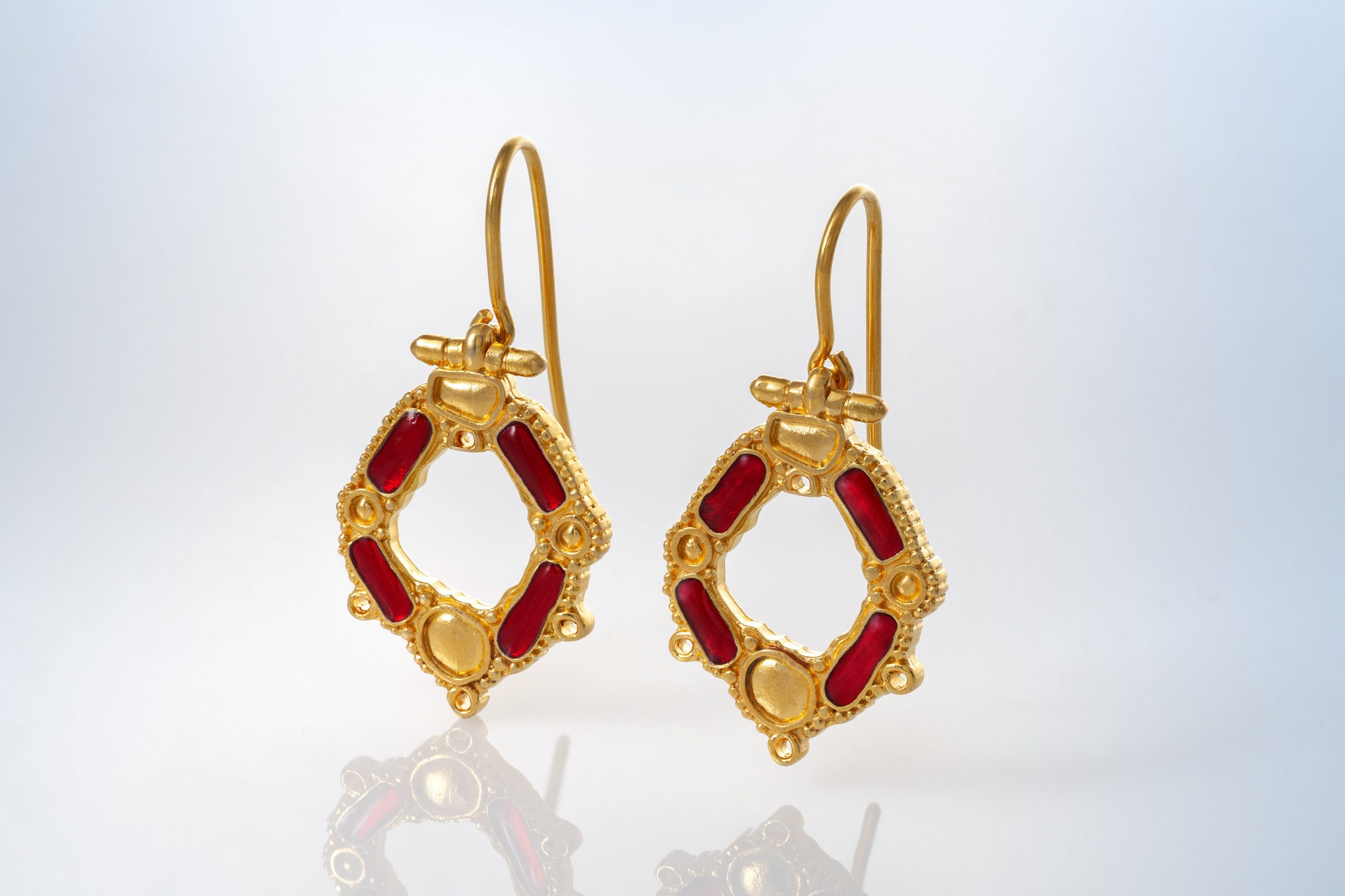 E01.G Серьги с имитацией камня и эмалью — изображение 1