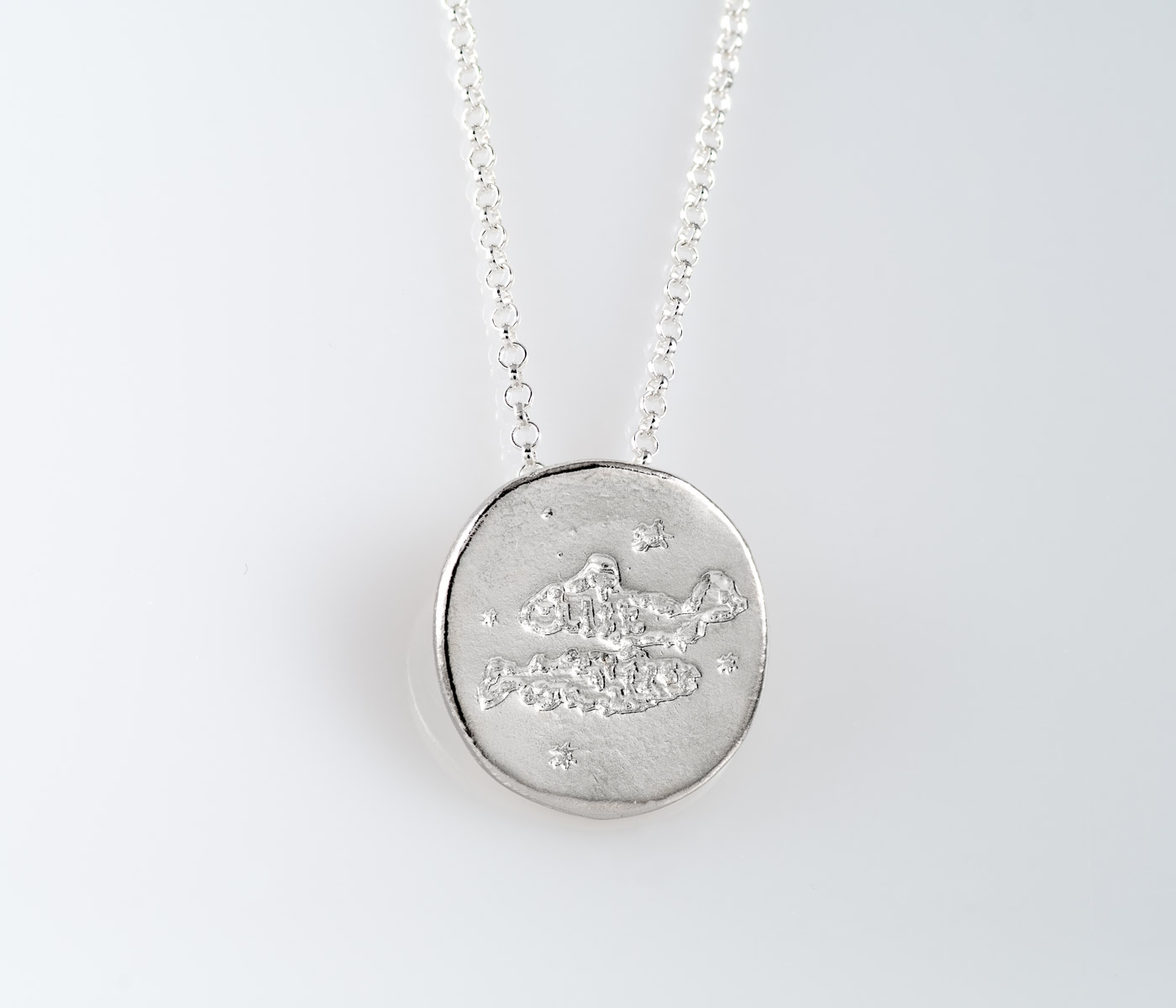 Stacked from 11 images. Method=A (R=8,S=4) Zodiac Signet Pendant “Pisces” (Fish) - Image 1